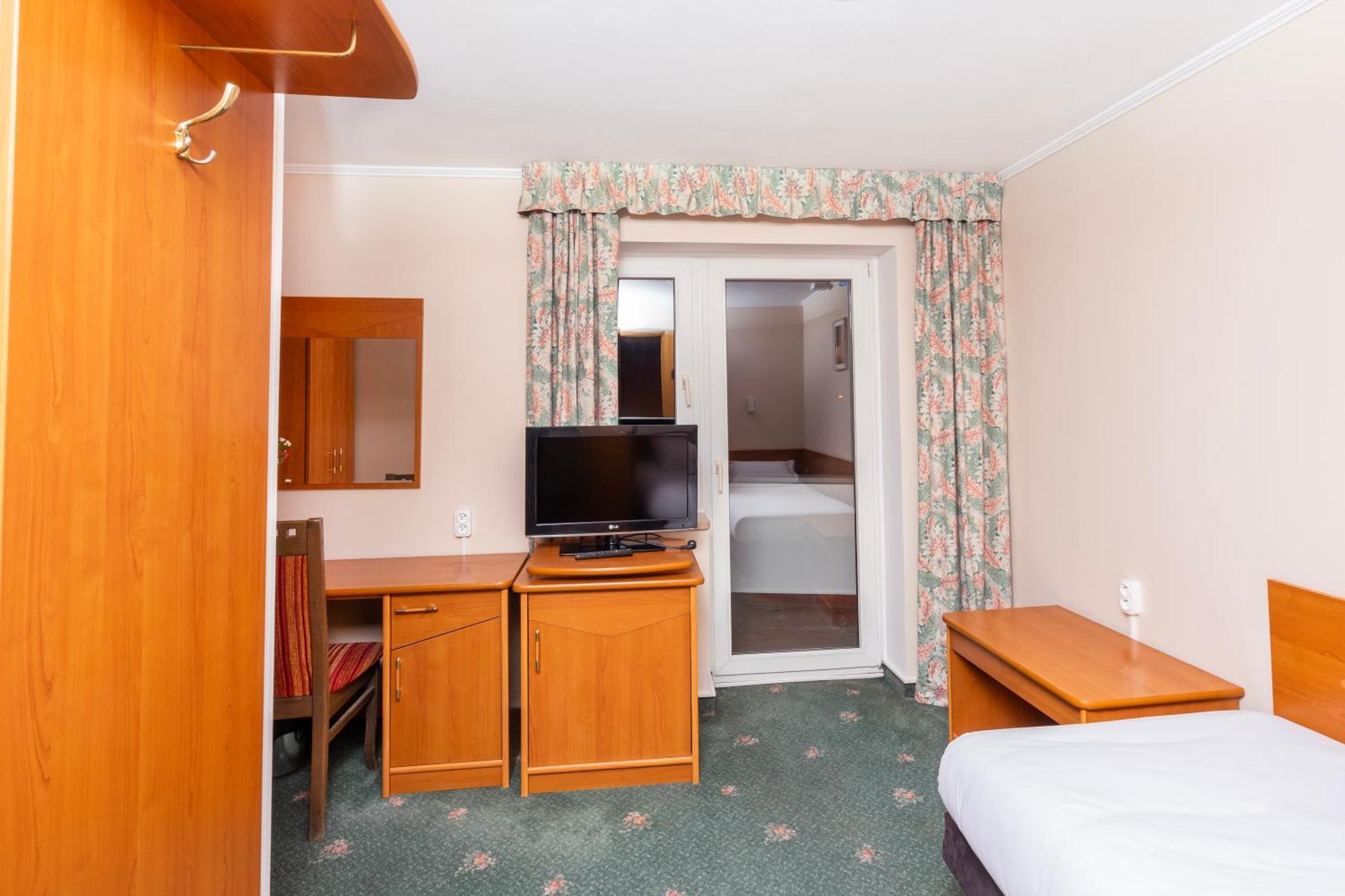 Hotel Victory Home Варшава Екстериор снимка