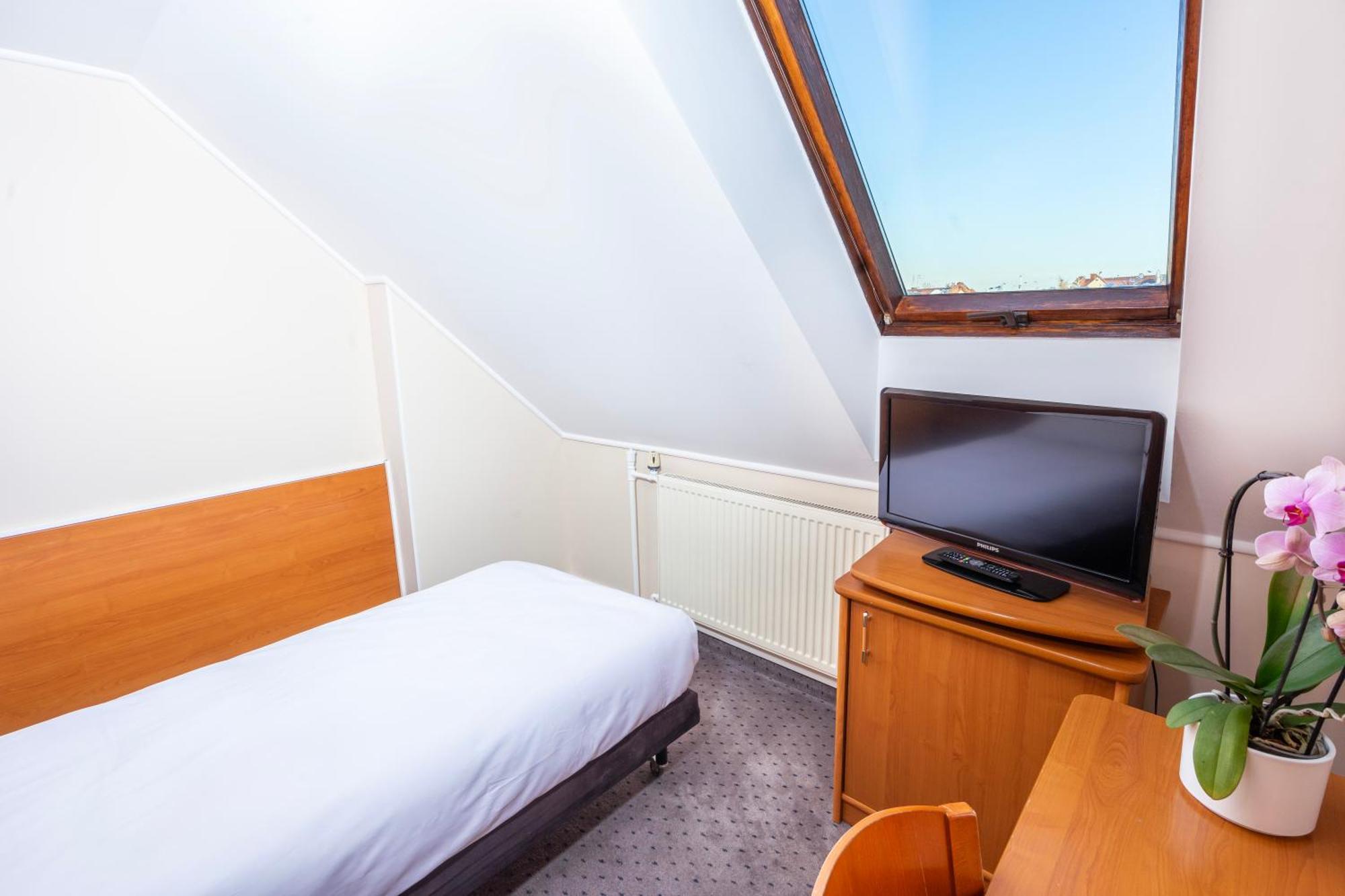 Hotel Victory Home Варшава Екстериор снимка